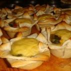 El pollo se acompaña de cebollas, pimiento morrón, queso rallado, huevo y leche. Ésta es la receta completa.