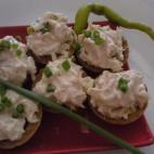 Sólo se necesitan restos de pollo, mahonesa, cebolleta, queso rallado y tartaletas para rellenar. Ésta es la receta.