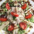 Para preparar la salsa se necesita miel, granos de mostaza molida, agua, aceite de oliva, vinagre, sal y pimienta. Aquí puedes ver cómo preparar la receta.