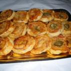 Sólo se necesitan sobras de pollo, masa de hojaldre y huevo para untar. La receta la puedes encontrar en Cookpad.