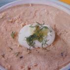 También lleva jamón cocido, aceitunas rellenas, mahonesa, leche y salsa inglesa. Se prepara siguiendo esta receta.