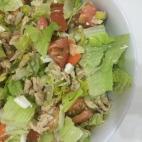 Para darle una segunda vida a las sobras del pollo asado: con tomate, lechuga, pollo, queso y zanahoria. Se prepara siguiendo estos pasos.