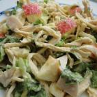 Se prepara con pavo cocido, lechugas y mahonesa casera. Aquí tienes cómo hacerla.