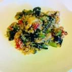 Se prepara con espinacas frescas, pimiento rojo, brócoli y curry. Aquí puedes ver todos los pasos.