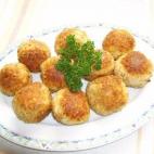 Con migas de pan, queso de untar, leche y pan rallado. La receta la puedes leer en Cookpad.