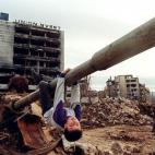 Un niño juega en un tanque en Grbavica (Sarajevo) el 22 de abril de 1996.