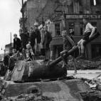 Los niños juegan en los sitios bombardeados y tanques destrozados en Berlín, a raíz de los combates en la ciudad en 1945.
