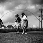 Niñas juegan en Londres con sus máscaras de gas puestas en 1940.