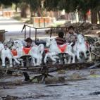 Niños juegan en un carrusel destrozado en Alepo, Siria, el 8 de enero de 2015.