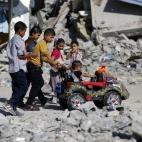 Niños palestinos juegan en Gaza durante la festividad musulmana de Eid al-Adha, el 4 de octubre de 2014.