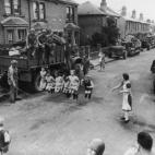 Un soldado estadounidense ayuda a saltar a algunos niños en 1944 en Inglaterra.