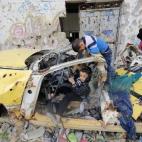 Niños palestinos juegan cerca de edificios destruidos durante los 50 días de guerra entre Israel y Hamas. La imagen está tomada en Gaza el 27 de enero de 2015.