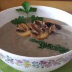 La nata es opcional, como ingrediente para hacer el plato más suave. Lo que ya no es tan prescindible son las champiñones decorativos. Le dan un toque distinguido al plato.