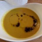 Para hacer de esta sencilla crema una receta original, basta con añadir una cucharadita de sucedáneo de caviar por cada comensal. Aquí puedes ver cómo se prepara.