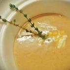 Es una receta típica de Cataluña hecha con tomillo, agua, pan duro, huevos, dientes de ajo, aceite de oliva y sal. En Cookpad encontrarás la receta completa.