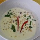 Esta crema tiene la ventaja de ser cuatro estaciones, se puede servir caliente en los meses de frío y en los meses de calor más fresquita. La decoración se hace con albahaca y pimiento morrón. Mira aquí cómo prepararla.