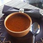 Lleva caldo de pescado, pan de hogaza, ajo, sal, pimentón y gambas. Puedes ver en Cookpad cómo prepararlo.