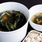 Lleva apio, lima, navajas, cabezas de pescado, salsa de soja y algas. En Cookpad puedes encontrar la receta completa.