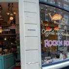 Tiempo en bicicleta desde Dam Square: 2 minutos Ambiente muy agradable donde la gente y la mascota del lugar, el gato negro Elvis, te harán sentir bienvenido. Además del café y la comida, toda la decoración está en venta. Latei está en ...