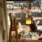 Tiempo en bicicleta desde Dam Square: 12 minutos Este lugar ya ganó un premio por tener el mejor café de Ámsterdam. También sirven bocadillos y pasteles, y tiene su propio té (Monkey Chief). Coffee Bru está en Beukenplein 14, Oost 1091 K...