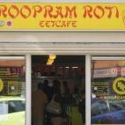 Tiempo en bicicleta desde Dam Square: 12 minutos Uno de los mejores lugares para probar comida de Suriname. Es uno de los favoritos de los locales, así que podrás tener que esperar un rato, pero merece la pena. Roopram Roti está en Eerste v...