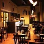 Tiempo en bicicleta desde Dam Square: 8 minutos Un restaurante cool y con un servicio muy amigable. Tiene gran variedad de platos, aunque la elección sea más difícil para vegetarianos. Recomendación: las patatas tornado y la carne de res co...