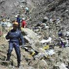 Los equipos de rescate operan en una zona peligrosa tratando de recuperar los cuerpos y la segunda caja negra.