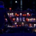 Compañeros de los 16 estudiantes alemanes se reúnen delante del instituto para rendirles homenaje