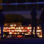 Compañeros de los 16 estudiantes que viajaban en el avión se reúnen a las puertas del instituto donde compartían clases para rendirles homenaje