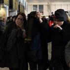 La policía escolta a familiares de los pasajeros.