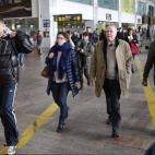 Familiares de los pasajeros del avión en El Prat.
