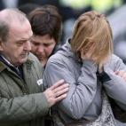 Una mujer llora en El Prat.
