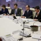 El ministro de Asuntos Exteriores español, José Manuel García Margallo, los Reyes de España, el presidente francés François Hollande, y el primer ministro francés, Manuel Valls, participan en el gabinete de crisis conjunto que los gobiern...