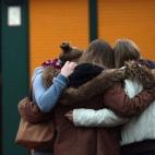 El dolor de los compañeros de los 16 estudiantes que viajaban en el avión