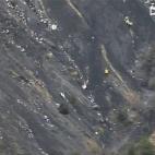 Los bomberos y fuerzas de seguridad rastreando la zona del accidente