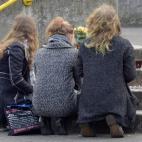 Compañeras de los 16 estudiantes alemanes que viajaban en el avión encienden velas en el instituto