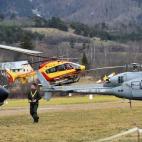 Los helicópteros de rescate despegan.