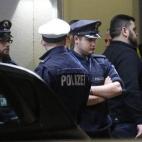 Agentes de policía montan guardia en la entrada del área habilitada en el aeropuerto de Dusseldorf para los que esperaban la llegada del vuelo accidentado.