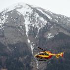 Un helicóptero sobrevuela la zona del Seyne, en el sudeste de Francia, cerca de donde se ha estrellado el avión.