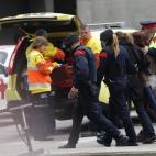 Familiares y amigos llegan a la carrera y con los ojos llorosos a la sala de atención a las víctimas de la terminal T-2 en el aeropuerto de El Prat.