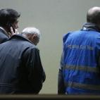 Dos hombres que esperaban el vuelo en Dusseldorf son guiados por el personal del lugar.