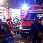 Los equipos de emergencia trasladan a los heridos