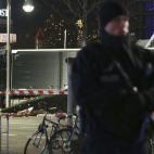 Las fuerzas de seguridad vigilan el lugar de los hechos