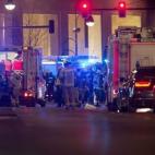 Equipos de rescate trabajan en la zona en la que un camión se estrelló contra un mercado de Navidad, cerca de la iglesia conmemorativa Kaiser Wilhelm en Berlín, (Alemania).