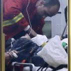 Los servicios de emergencia tratan a uno de los heridos tras el atropello