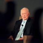 El que fue durante 31 años el primer ministro de Singapur falleció el domingo 22 de marzo a los 91 años. Lee Kuan Yew, al que se le recordará con el sobrenombre de 'padre de la patria de Singapur', permanecía en el hospital desde el 5 de fe...