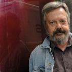 El periodista y escritor Moncho Alpuente falleció el sábado 21 de marzo a los 65 años. Estaba en Canarias de vacaciones con su esposa cuando sufrió un infarto. La noticia la comunicó la Cadena Ser, con la que había estado ligado profesiona...