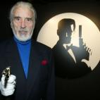 El actor británico Christopher Lee falleció el domingo 7 de junio en un hospital de Londres (aunque su viuda, Birgit, no lo hizo público hasta el día 11) donde estaba siendo tratado por problemas respiratorios y por un fallo cardíaco sufrid...