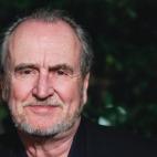 El cineasta estadounidense Wes Craven, maestro del cine de terror, falleció el domingo 30 de agosto a los 76 años en Los Angeles (California, Estados Unidos) a consecuencia de un tumor cerebral. Durante más de 40 años de carrera, Craven dir...