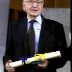 El poeta asturiano y miembro de la Real Academia Española Carlos Bousoño falleció el 25 de octubre el un centro hospitalario de Madrid a los 92 años.